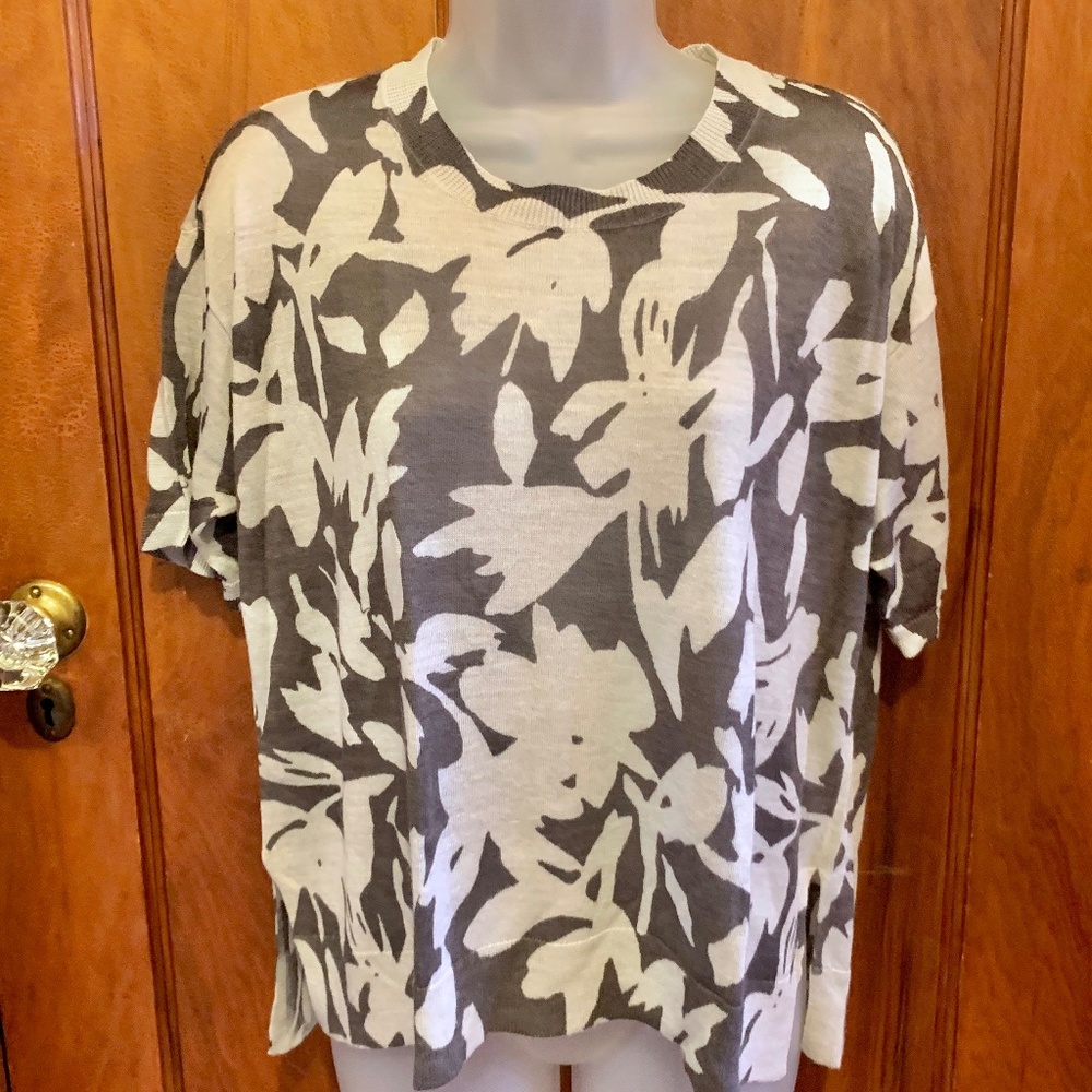 "Loft" light-wt. sweater, gray w/ lt. gray leave design, short sleeve, M